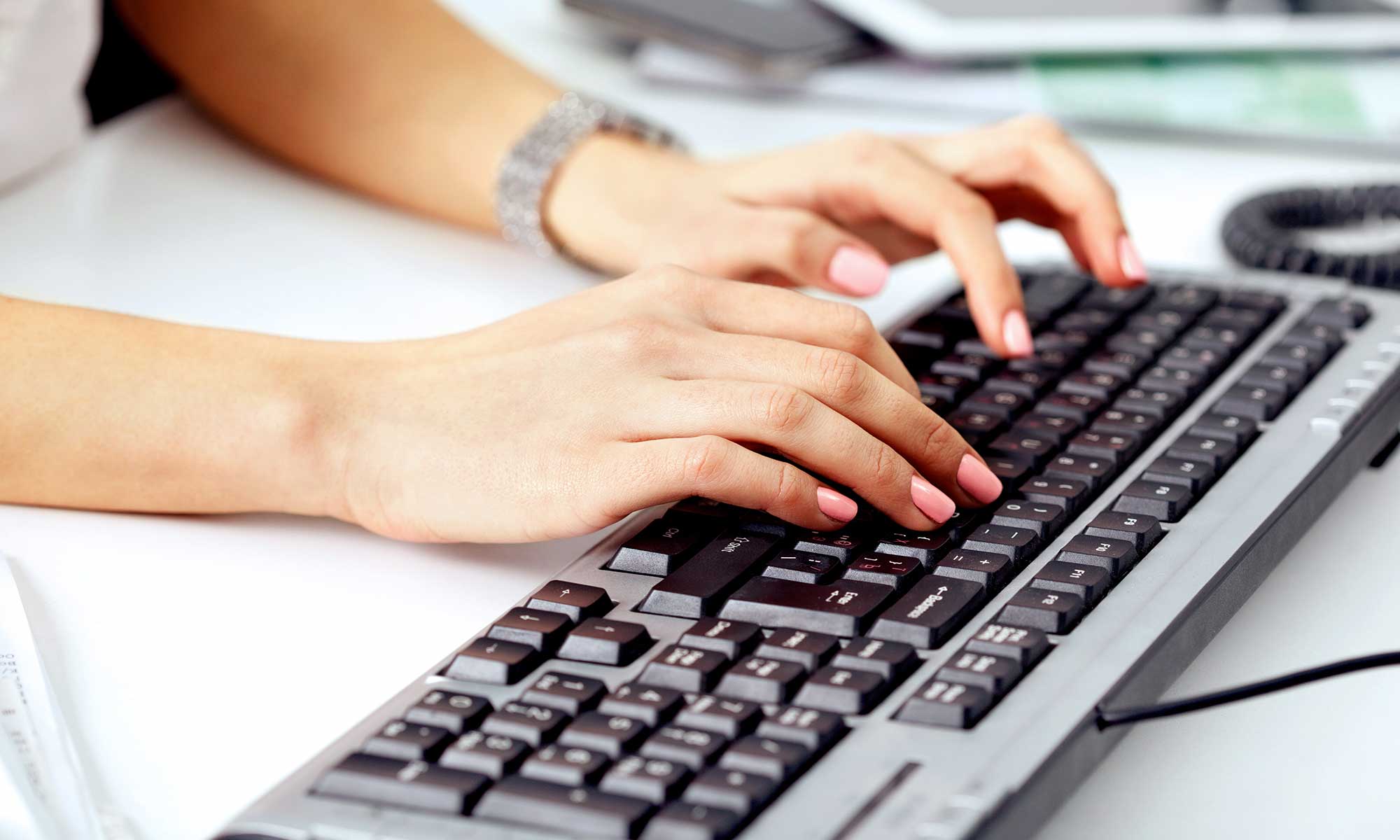 Человек набирает текст. Руки на клавиатуре. Женские руки на клавиатуре. Человек печатающий на клавиатуре. Печатает на клавиатуре.